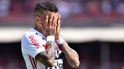 Dani Alves tiene poco más de un mes en São Paulo y ya explotó de bronca