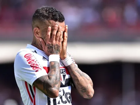 Dani Alves tiene poco más de un mes en São Paulo y ya explotó de bronca