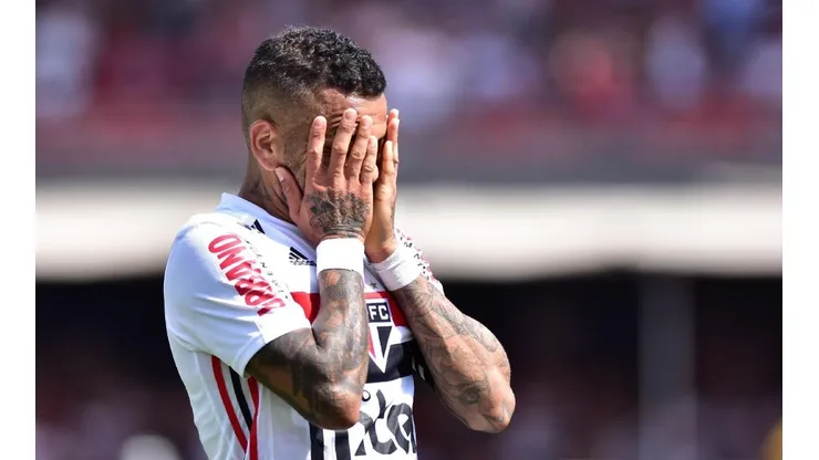 Dani Alves tiene poco más de un mes en São Paulo y ya explotó de bronca