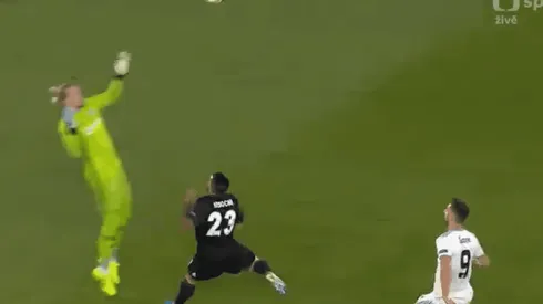 Karius lo hizo otra vez: salió pésimo, golpeó a un compañero y le anotaron un gol insólito