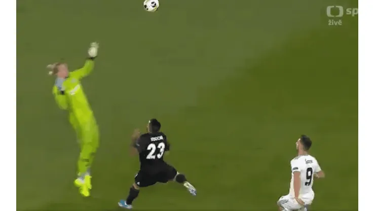 Karius lo hizo otra vez: salió pésimo, golpeó a un compañero y le anotaron un gol insólito