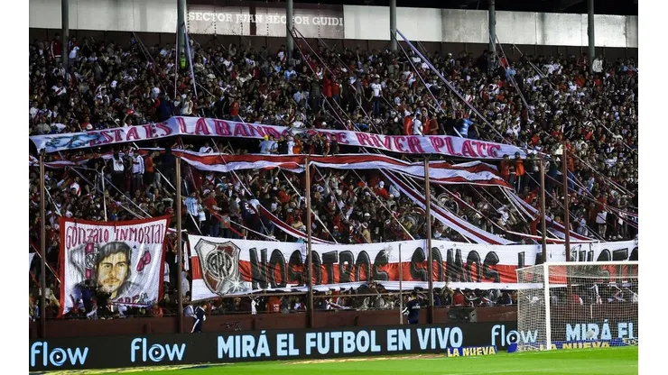 Así llegaba la barra disidente de River caminando a la cancha de Lanús