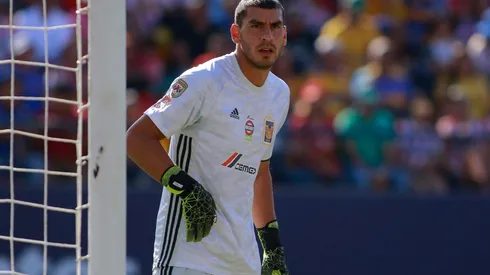 Video: el terrible codazo de Nahuel Guzmán a Édgar Méndez que le provocó la expulsión