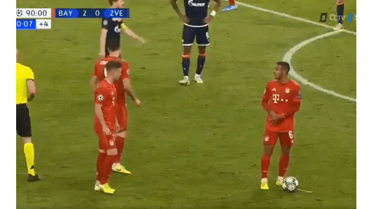 No podemos parar de verla: la asistencia sin ver de Thiago Alcántara ¡de tiro libre!