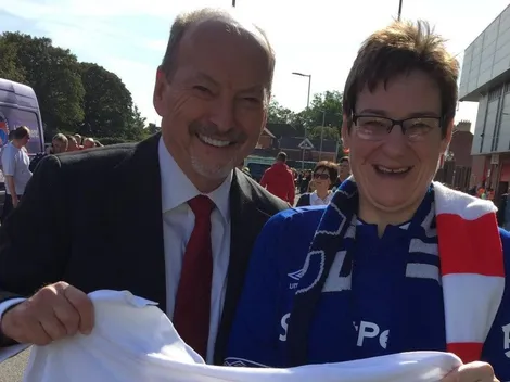 Fue golpeado por hinchas del Napoli, terminó en el hospital y un dirigente del Liverpool lo ayudó