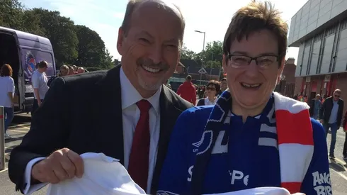 Fue golpeado por hinchas del Napoli, terminó en el hospital y un dirigente del Liverpool lo ayudó