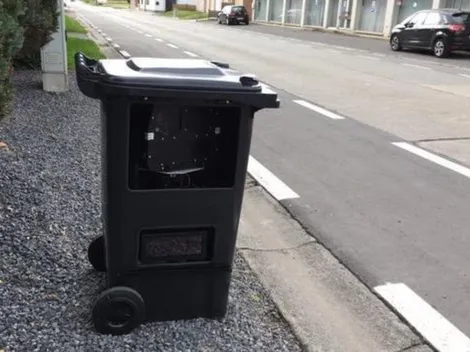 Engaño Modo Dios: en Francia pusieron un radar de velocidad en un tacho de basura
