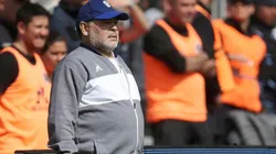 Diego Maradona en el banco de suplentes.