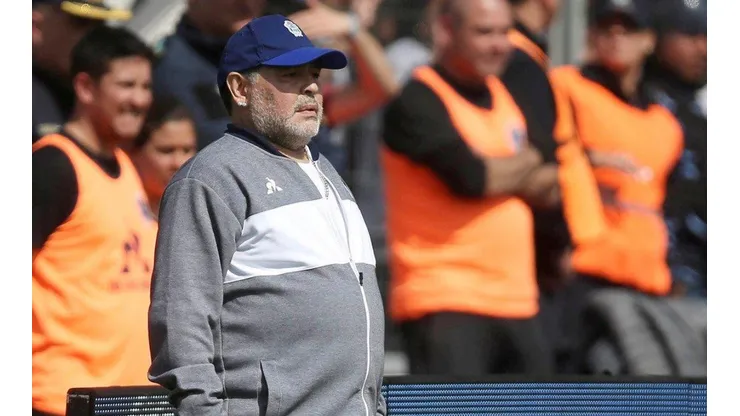 Diego Maradona en el banco de suplentes.