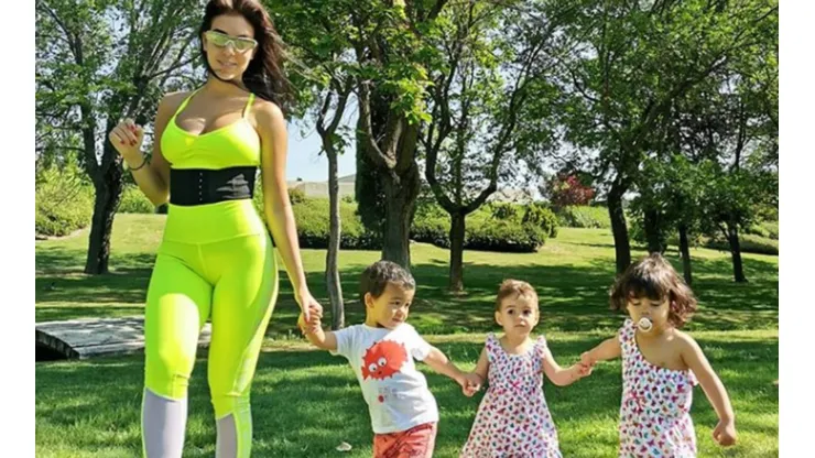 Georgina Rodríguez se armó una súper bicicleta para pasear a sus bebés