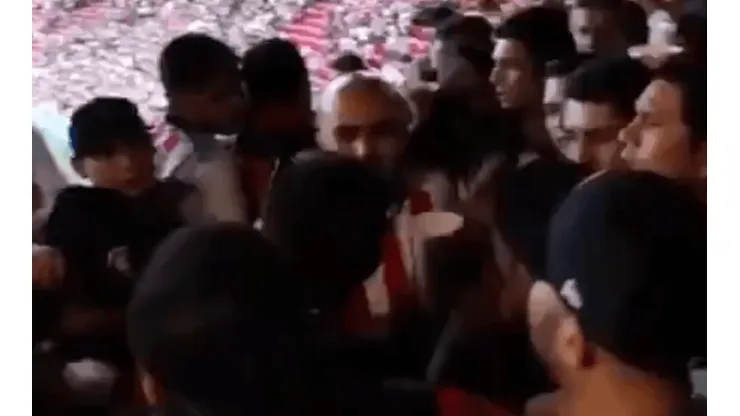 Conato de bronca en el Estadio Akron en pleno Clásico