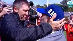 Dos personajes: el gran abrazo entre Coudet y Maradona