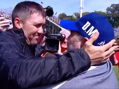 Dos personajes: el gran abrazo entre Coudet y Maradona