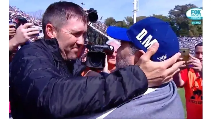 Dos personajes: el gran abrazo entre Coudet y Maradona