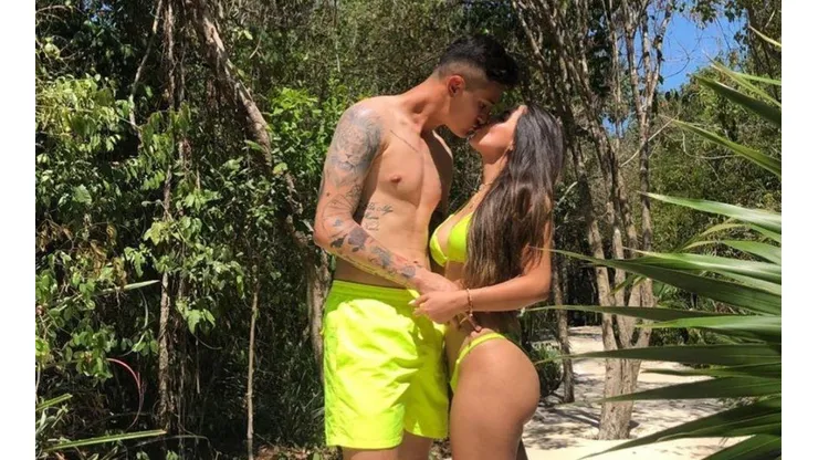 La pareja de Raúl Gudiño se retrató en el Estadio Akron