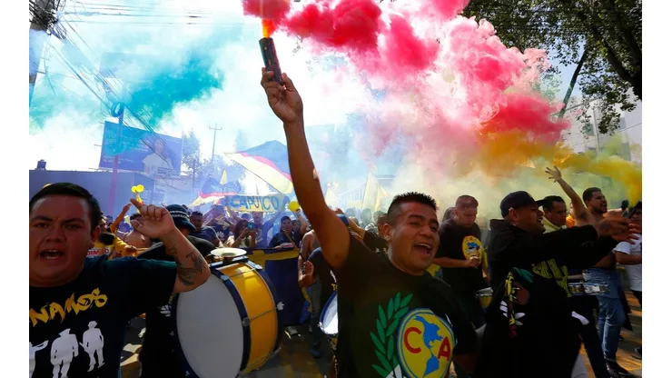 La afición de América calentó el Clásico con otra bandera contra Pumas