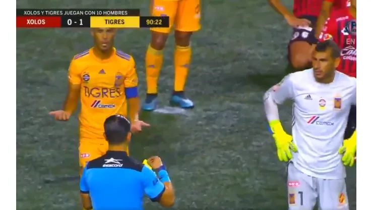 Patón Guzmán explotó contra el árbitro por el penal que le cobraron ante Tijuana