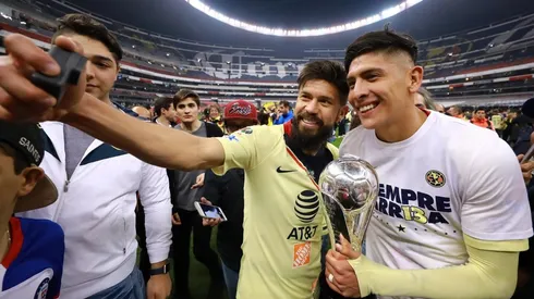 El regalo de Edson Álvarez para Oribe Peralta