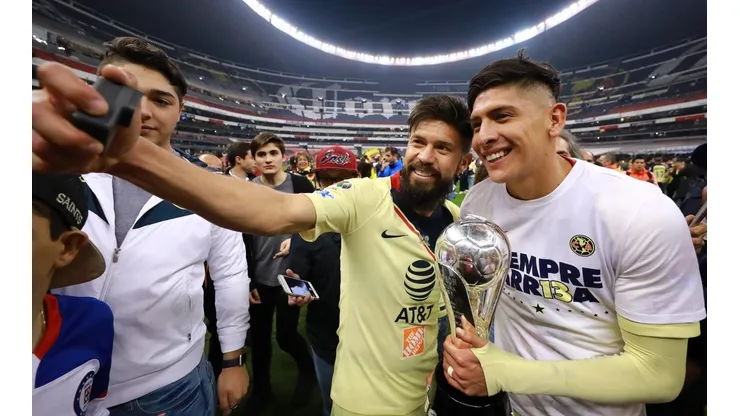 El regalo de Edson Álvarez para Oribe Peralta