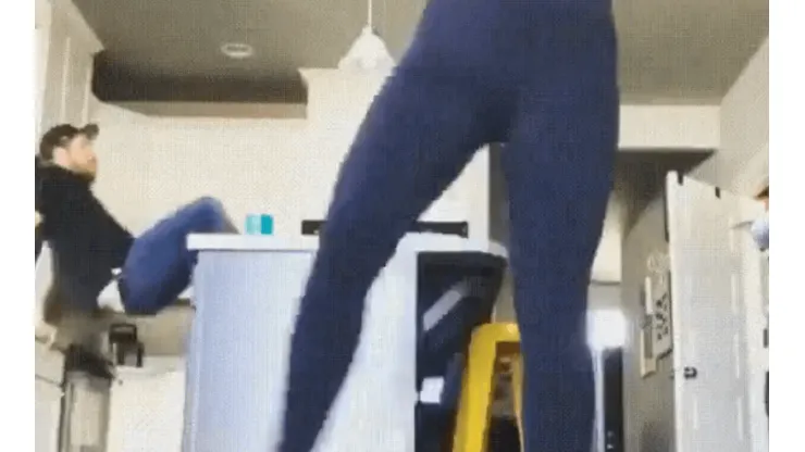 Video viral: quiso copiar a su novia haciendo flexiones diabólicas, pero quedó en ridículo