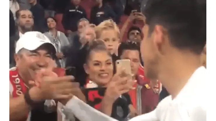 Enorme gesto de Edson Álvarez: le regaló su playera a unos aficionados mexicanos