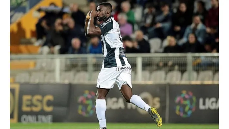 Jackson Martínez jugando para Portimonense.