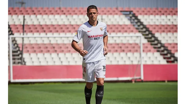 Un ex compañero de Chicharito Hernández le deseó mala suerte en su debut en Sevilla