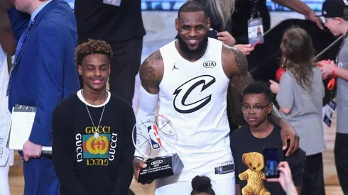 Se encendieron las alarmas en la casa de LeBron por un vídeo de su hijo fumando algo extraño