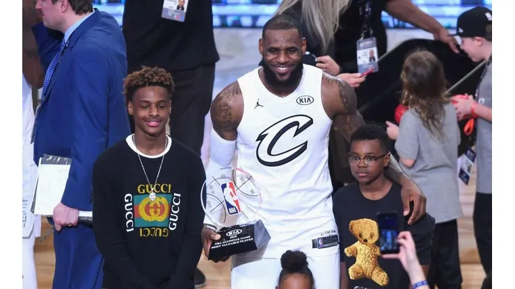 Se encendieron las alarmas en la casa de LeBron por un vídeo de su hijo fumando algo extraño