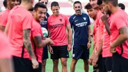 Chicharito, en su primer día en Sevilla. (Foto: Twitter oficial de Sevilla)