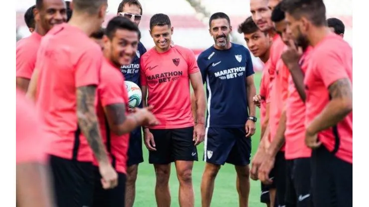 Chicharito, en su primer día en Sevilla. (Foto: Twitter oficial de Sevilla)