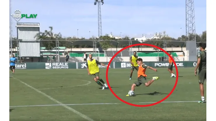 El misil de Lainez para marcar un golazo en la práctica del Betis