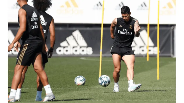 ¡No lo para nadie! Bombazo y adentro, el golazo de James en entrenamiento con el Real Madrid