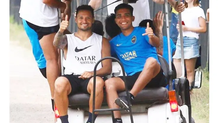 Dos jugadores de Boca le robaron el celular a Zárate para sacarse una selfie y él los escrachó