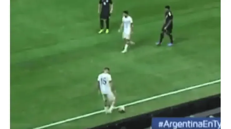 De Paul estaba aburrido en el Argentina-México y tiró magia en un lateral