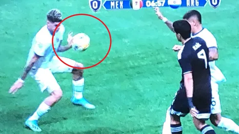 De Paul la tocó con la mano y el árbitro ignoró un penal para México
