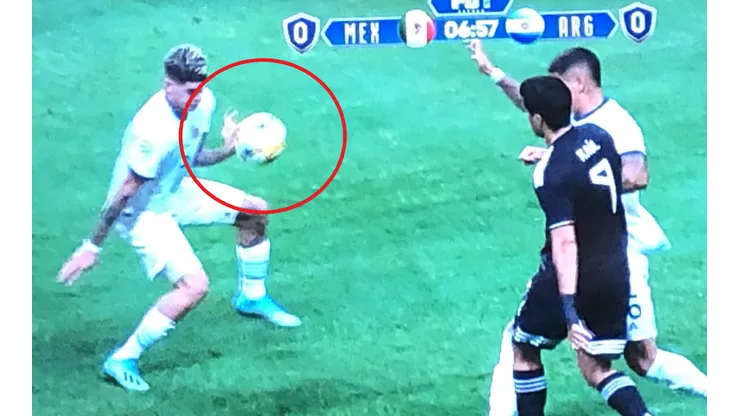 De Paul la tocó con la mano y el árbitro ignoró un penal para México