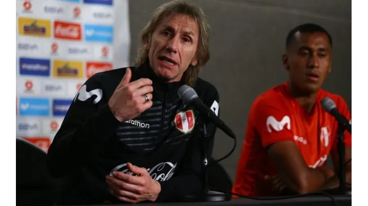 Gareca brindó la confrencia con Renato Tapia.