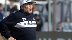Diego Maradona con la ropa de Gimnasia.