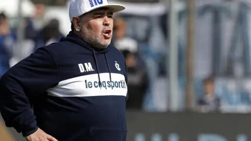 Diego Maradona con la ropa de Gimnasia.