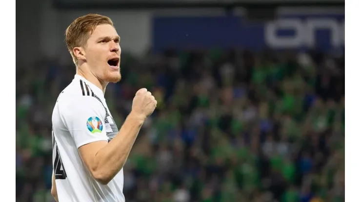 El festejo de gol de Marcel Halstenberg.