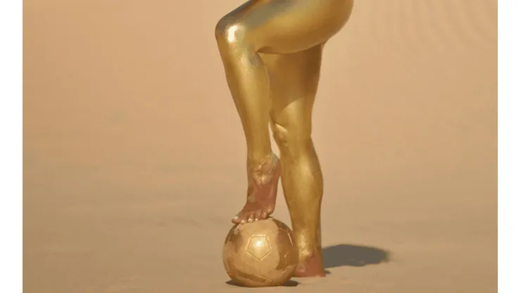 Te juro que sí: Suzy Cortez se pintó de trofeo para que la agarre Messi