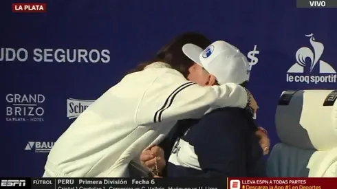 El abrazo entre Maradona y Giselle Fernández.