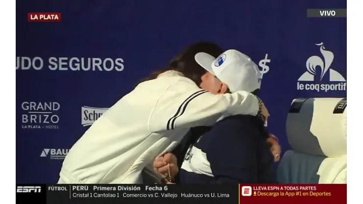 El abrazo entre Maradona y Giselle Fernández.