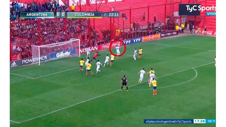 Ponce se la desvió al arquero y Argentina le dejó servido el primer gol a Colombia