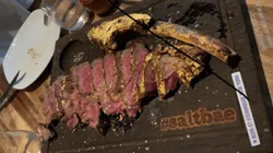 Raúl Jiménez, Hugo González y Diego Reyes probaron el filete bañado en oro