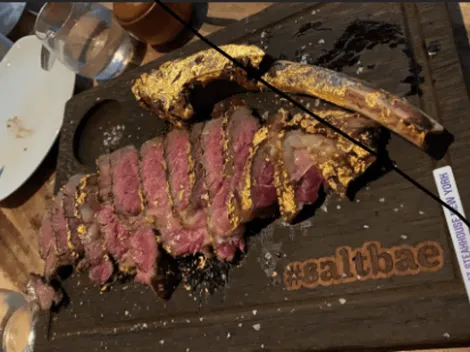 Raúl Jiménez, Hugo González y Diego Reyes probaron el filete bañado en oro