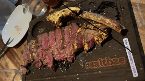 Raúl Jiménez, Hugo González y Diego Reyes probaron el filete bañado en oro