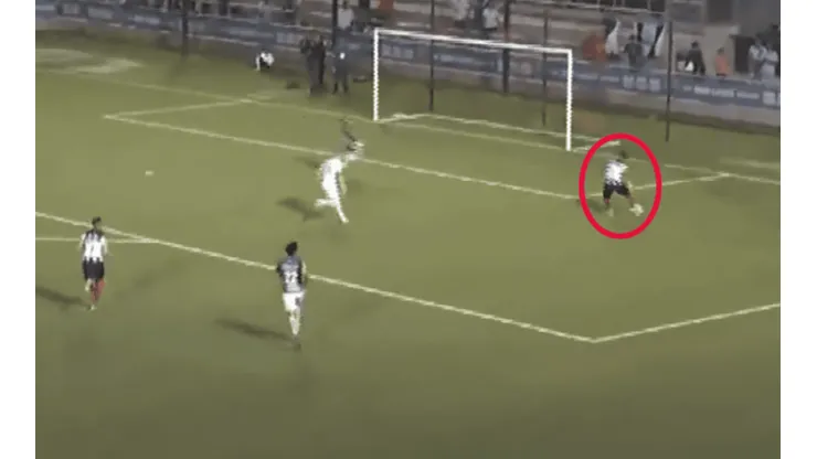 Zaldívar falló un gol con el arco vacío y Twitter no lo perdonó