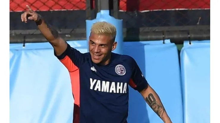Lucas Vera festejando su tanto.